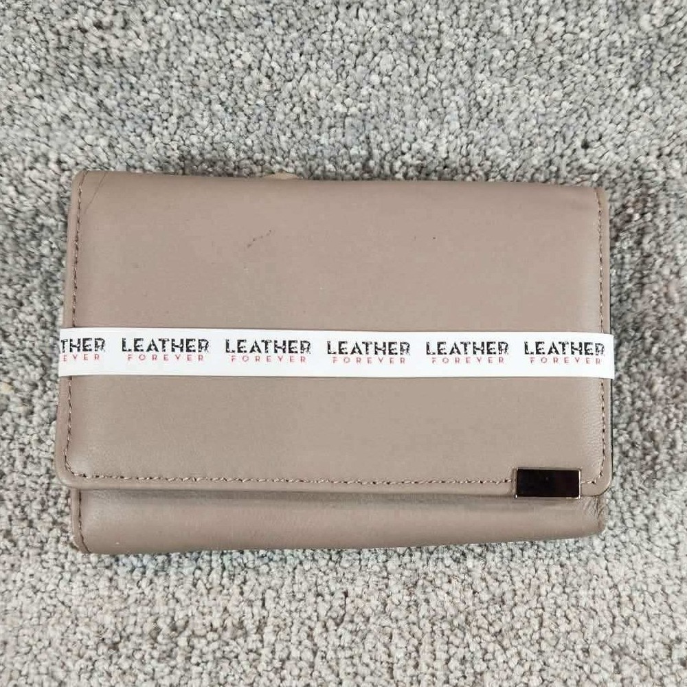 Mundi Amsterdam Trifold Wallet Sand Genuine Leather Snap Closure Womens